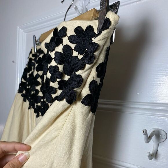 Tibi New York | Linen Strapless Dress with Floral Appliqué - Picture 5 of 10